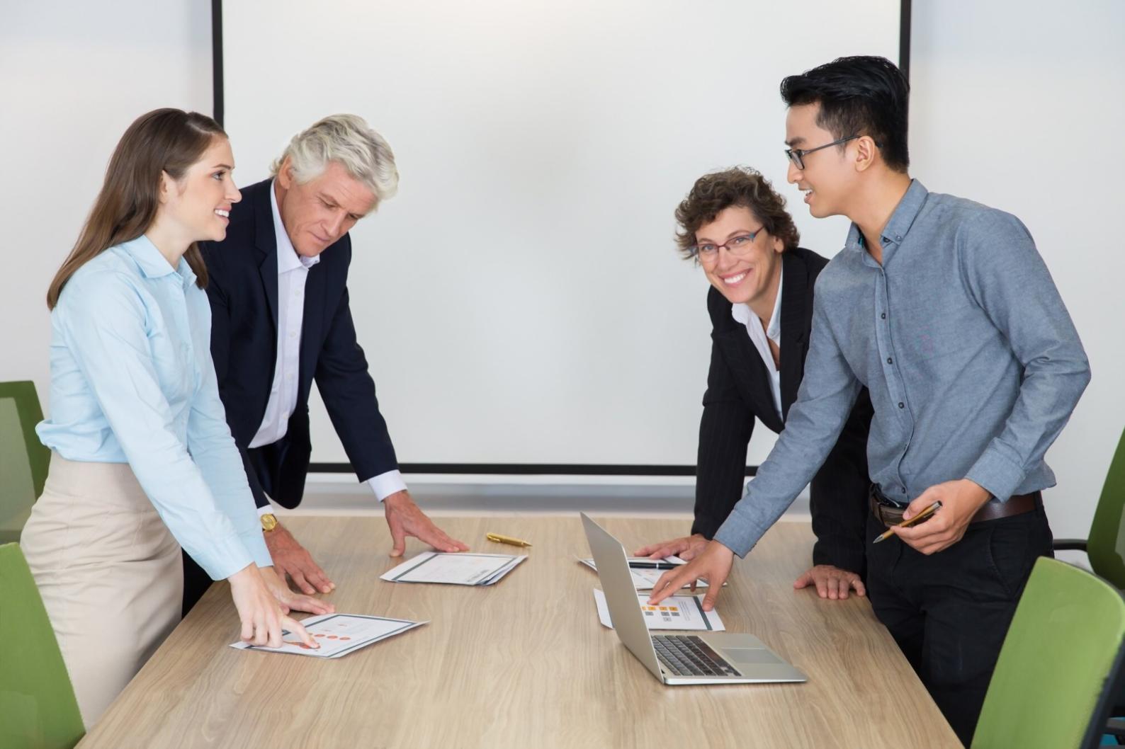 Profesionales analizando datos financieros en oficina moderna